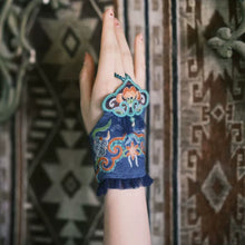 Load image into Gallery viewer, New Ethnic Style Embroidered Flower Wrist Gloves Women's Short Lace Decorative Bell Gloves Wrist Guards
